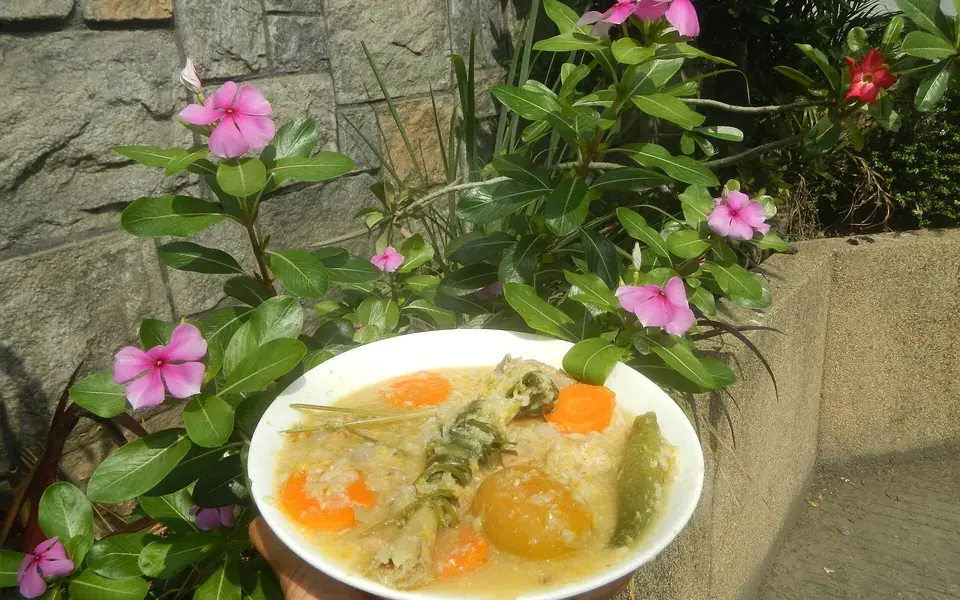 Tofu, sweetcorn, okra, tomato and carrot stewed together in a pale lemongrass broth.